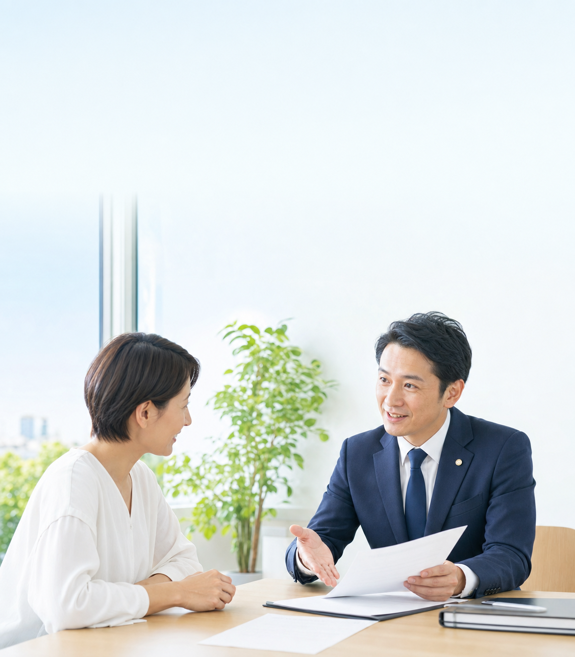 明るい相談室で借金問題について司法書士へ相談する女性