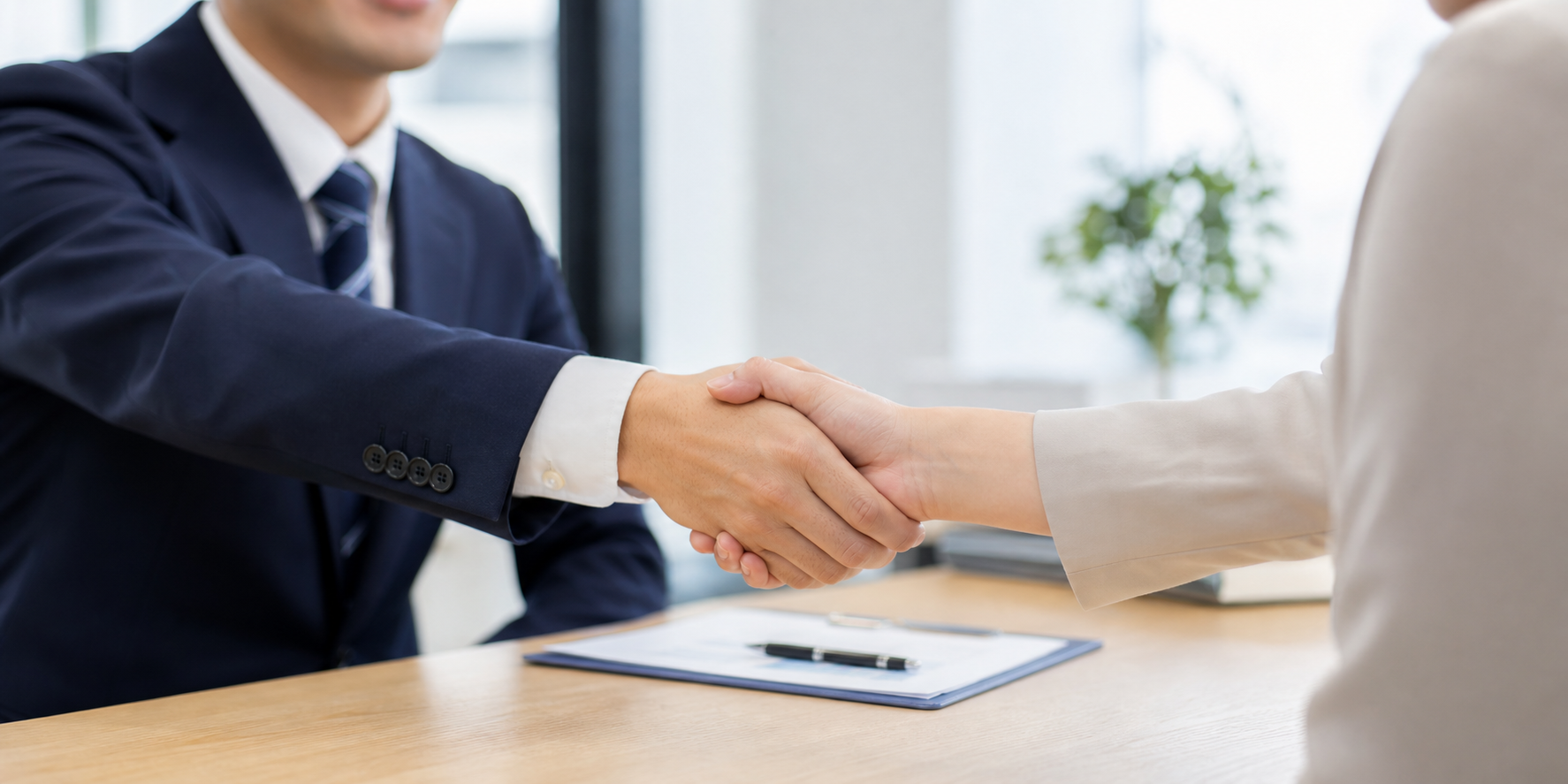 相談者と専門家が解決に向けて握手をしているイメージ